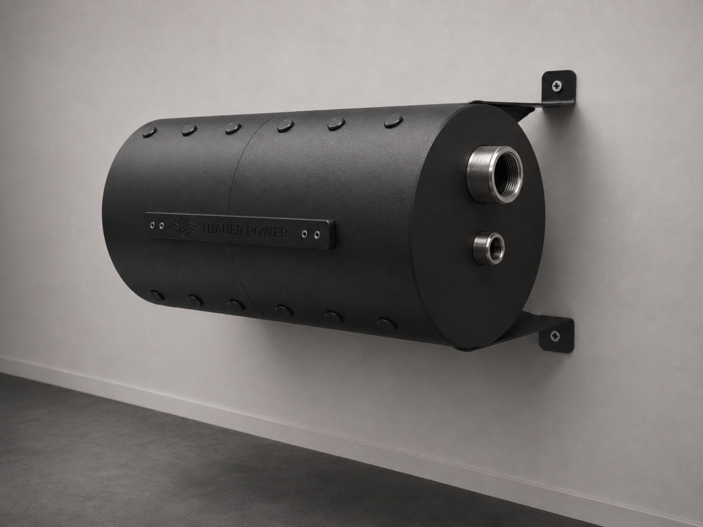 Thauer Power Heat-Bag TPHB-3 als matt-schwarzer Rücklauferwärmer an einer hellgrauen Wand montiert